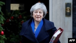 El gobierno británico ha dicho que no limitará la cifra de inmigrantes capacitados y bien pagos que pueden radicarse en Gran Bretaña, pero sí el de trabajadores con "baja capacitación".