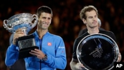Andy Murray (kanan) dan Novak Djokovic usai final Australia Terbuka yang dimenangkan Djokovic, Februari 2015. (AP/Bernat Armangue) 