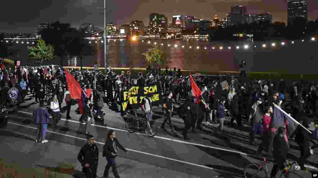 Des manifestants l'autoroute 580 à Oakland, en Californie, le 12 août 2017.