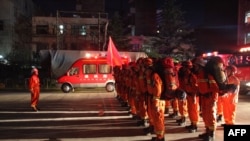 Anggota pemadam kebakaran bersiaga di Longnan, provinsi Gansu, China untuk dikerahkan ke Wenxian di provinsi Sichuan yang dilanda gempa (foto: AFP/Stringer)