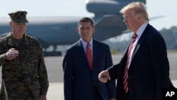 Trump dio a Flynn (centro) una segunda oportunidad y lo convirtió en asesor y confidente. 