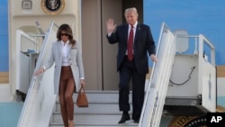 Presiden AS Donald Trump (kanan) dan ibu negara Melania Trump tiba di bandara Helsinki, Finlandia hari Minggu (15/7) menjelang KTT Trump-Putin di kota ini. 