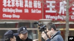中共强调放弃执政没理由。图为中国警察2月27日要求美联社记者离开北京王府井大街