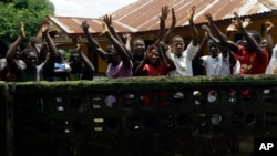 Célébration de la fin de la quarantaine liée à Ebola à Massessehbeh, le 14 août 2015. (AP Photo/Sunday Alamba)