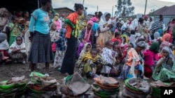 Des Éthiopiens déplacés de différentes villes Amhara attendent de la nourriture dans un centre pour personnes déplacées à Debark, dans la région d'Amhara au nord de l'Éthiopie, le 27 août 2021.