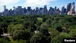 Une vue de l'horizon de New York avec des bâtiments le long de Central Park South, 25 juillet 2008