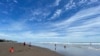 Pese al llamado del gobierno para no salir de casa, algunos salvadoreños hicieron turismo en las playas de La Libertad. El Salvador. Agosto, 2020. [Foto: Karla Arévalo, VOA].