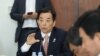 한민구 한국 국방 장관이 14일 국회 국방위원회 간담회에서 북한 무인기와 관련한 의원들의 질문에 답하고 있다. 