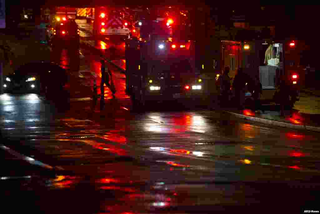 Les pompiers commencent à retirer les cônes quand l'opération d'évacuation d'un tunnel de métro enfumé s'est terminée à Washington, lundi 12 janvier, 2015.