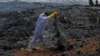 Plastik dari Kapal Terbakar Kotori Pantai Sri Lanka