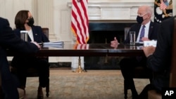 Wakil Presiden Kamala Harris dan Presiden Joe Biden berdiskusi tentang masalah perbatasan, di Gedung Putih, Wasington, Rabu, 24 Maret 2021. (Foto: Evan Vucci/AP)