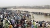 ARCHIVES - Les pêcheurs se préparent au festival de pêche d'Argungu dans l'Etat de Kebbi au nord du Nigeria, 19 mars 2004.