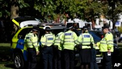 Des policiers encerclent un véhicule près du lieu de l’attentat terroriste à la station de métro à Londres, 15 septembre 2017.