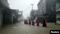 颱風蘇迪羅登陸福建洪水湧進街道上