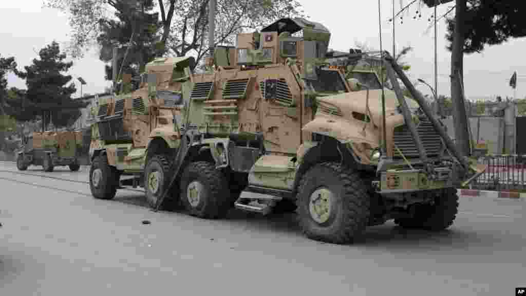 Un véhicule blindé des forces américaines endommagé sur le site de l'explosion, le 3 mai 2017.