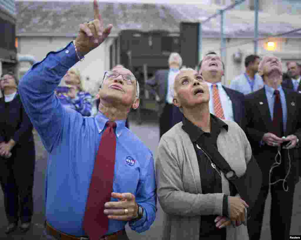 L'administrateur de la NASA Charles Bolden, à gauche, et son épouse Jackie observent la fusée Delta IV Heavy décoller, avec le vaisseau spatial Orion, de la station de Cap Canaveral Air Force à Cap Canaveral, en Floride, le 5 décembre 2014.
