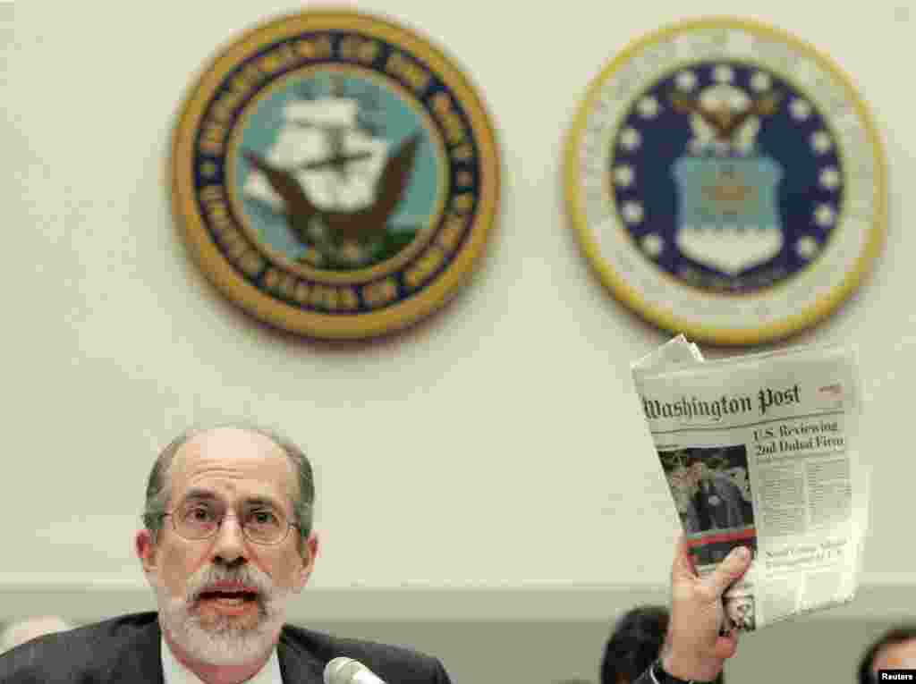 Frank Gaffney, mantan pejabat dalam pemerintahan Ronald Reagan dan pendiri lembaga pemikiran Pusat Kebijakan Keamanan, dilaporkan ada dalam tim penasihat Presiden terpilih Donald Trump. Lembaganya berargumen bahwa ratusan ribu Muslim di Amerika mendukung kekerasan Islamis di AS dan bahwa ada konspirasi untuk menggerogoti sistem hukum AS dengan mengangkat hukum syariah. (Reuters/Larry Downing)