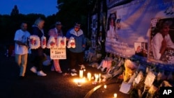 Velas y flores fueron colocadas por admiradores de la fallecida princesa Diana de Gales, frente al Palacio de Kensington en Londres, el jueves, 31 de agosto, 2017, al cumplirse 20 años de su muerte.