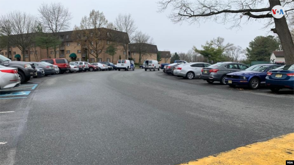 Lo que serían desoladas calles en un día normal de este vecindario en Blackwood, Nueva Jersey, ahora lucen repletas de autos mientras los habitantes permanecen en casa. (Foto: Rosa Tania Valdés)