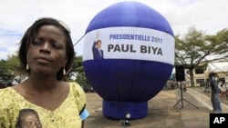 Wata mai goyon bayan shugaban kasar Kamaru Paul Biya, a birnin Yaounde ranar jajiberen zaben shugaban kasar