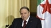 Le président algérien Abdelaziz Bouteflika a rencontré le Premier ministre français à sa résidence lors d'une visite officielle à Zeralda, le 10 avril 2016.