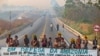 Des manifestants autochtones Kayapo bloquent une autoroute au Brésil, lundi 8 août 2020. 