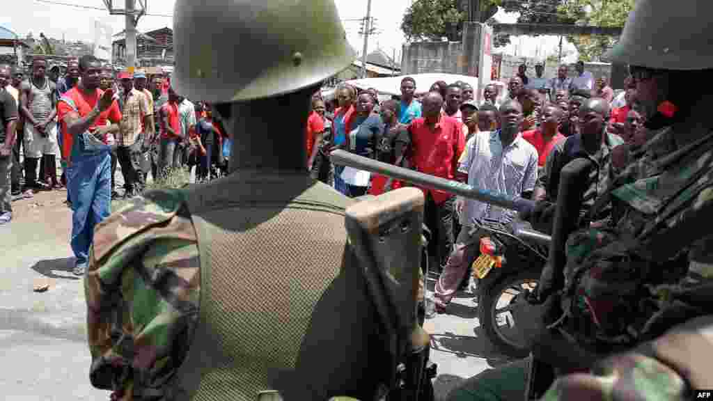 Les partisans de l'opposition manifestent devant un bureau de vote à Mombasa lors de l'élection présidentielle kenyane du 26 octobre 2017.