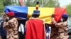 Des soldats tchadiens portent le cercueil de feu le président tchadien Idriss Deby lors des funérailles nationales à N'Djamena le 23 avril 2021.