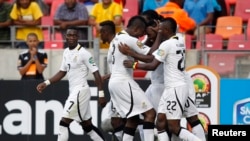 Les joueurs du Ghana se félicitent après un but marqué contre la République démocratique du Congo à la CAN Afrique du Sud 2013, Port Elizabeth, le 20 janvier 2013.