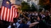 Demonstran bentrok ketika melakukan protes terhadap kematian George Floyd, Sabtu, 30 Mei 2020, di dekat Gedung Putih di Washington. (Foto: AP/Evan Vucci)