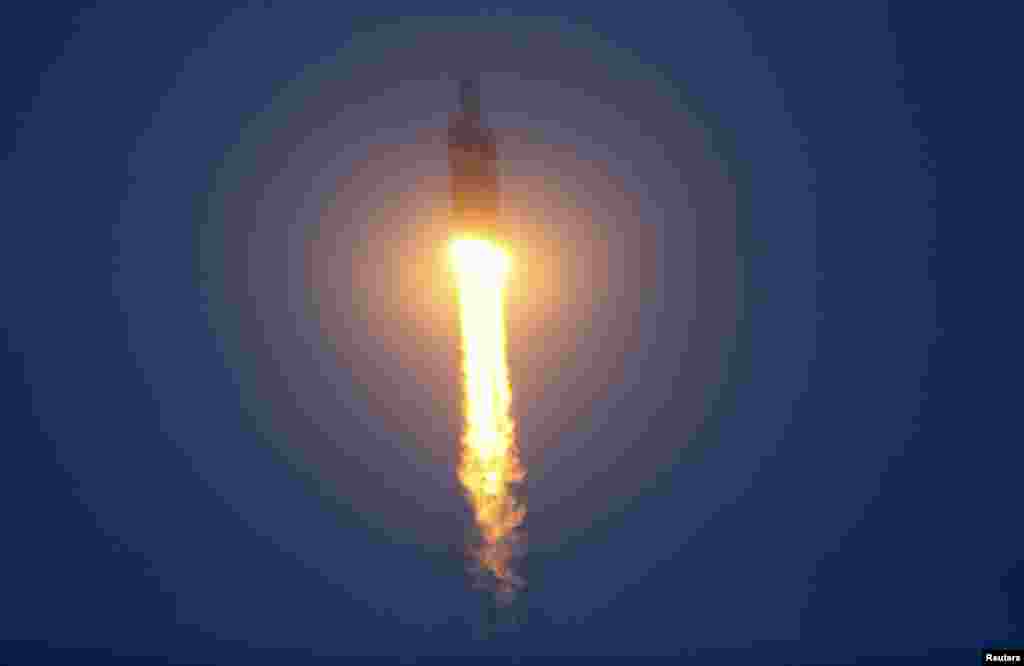 La fusée Delta IV Heavy décolle avec le vaisseau spatial Orion de la station de Cap Canaveral Air Force à Cap Canaveral, en Floride, le 5 décembre 2014.