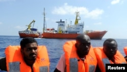 Les migrants sont secourus par l'organisation SOS Mediterranee et Médecins Sans Frontières lors d'une opération de recherche et de sauvetage avec le navire de sauvetage MV Aquarius, au large de la côte libyenne, le 10 août 2018.