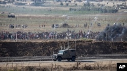 Demonstran Palestina melakukan protes di perbatasan Jalur Gaza dengan Israel, Jumat (17/8). 