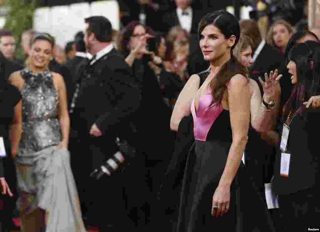 Aktris Sandra Bullock yang memerankan film "Gravity" tiba di acara tahunan Golden Globe Awards ke-71 di Beverly Hills, California, 12 Januari 2014.