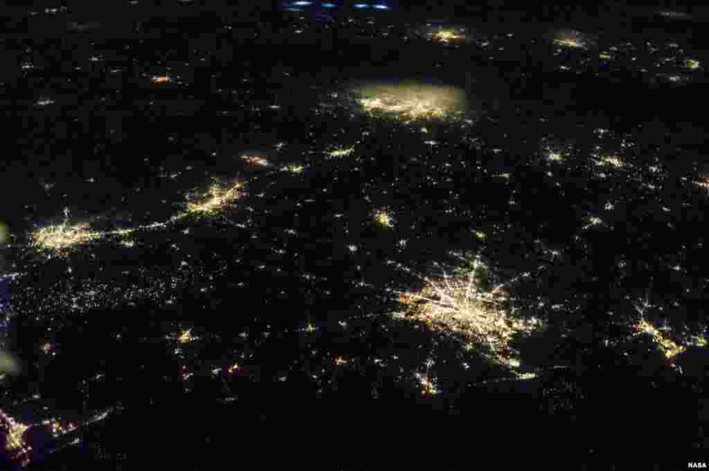 Salah satu hasil foto oleh awak Stasiun Antariksa Internasional (ISS), sekitar 380 kilometer di atas bumi, merekam gambar suasana malam hari di negara bagian Texas, AS.