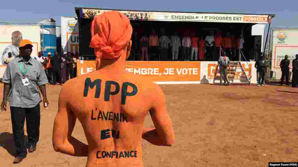 Un supporter au corps de Rock Marc Christian Kaboré, lors d’un meeting lundi 23 novembre 2015 dans la ville de Saaba, dans la banlieue de Ouagadougou. (VOA/Bagassi Koura)