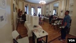 Suasana Pemilu Serentak di TPS 2, KJRI New York, Sabtu 13/4 (VOA/Naratama).