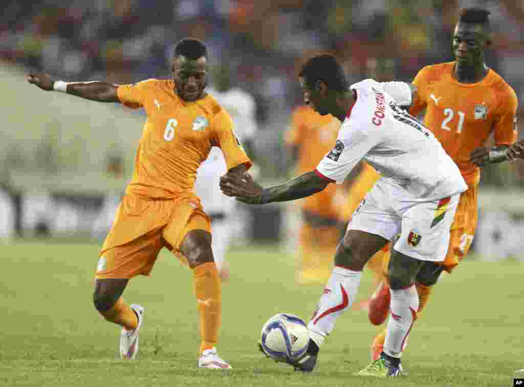 Cheick Kader dela Côte-d'Ivoire, à gauche, se disputent la balle avec Kevin Constant de la Guinée au cours du match de la Coupe d'Afrique des Nations, groupe D, au stade de Malabo, Guinée équatoriale, mardi 20 janvier 2015.