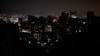 Esta foto de archivo muestra una vista general del barrio de Altamira parcialmente iluminado durante un apagón en Caracas, Venezuela.