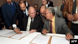 Awad Mohammed Abdul-Sadiq (L), du GNC basé à Tripoli et Ibrahim Fethi Amish du gouvernement libyen reconnu par la communauté internationale. (AFP/Fethi Belaid)