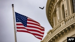 Archvio - La bandera de EE.UU. ondea en el Capitolio en Washington, el 30 de octubre de 2019.