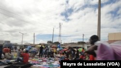 Sem emprego, muitos jovens recorrem ao comércio informal. Mercado de Xipamanine, Maputo, 2014.