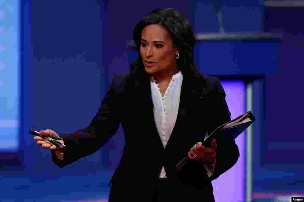 La moderadora del debate Kristen Welker de NBC News se dirige al público antes de iniciar el último debate presidencial entre el presidente de Estados Unidos, Donald Trump, y el candidato presidencial demócrata Joe Biden.