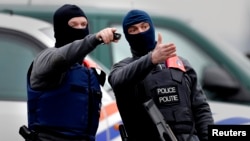 La policía belga sigue buscando a dos sospechosos de haber participado en los atentados del martes en Bruselas.
