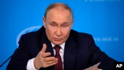 O Presidente russo, Vladimir Putin, fala durante uma reunião no Ministério dos Negócios Estrangeiros russo em Moscovo, Rússia, sexta-feira, 14 de junho de 2024.