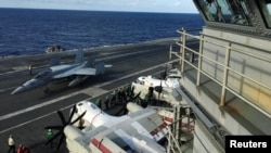 美國海軍裡根號航母參加與日本海上自衛隊和加拿大皇家海軍在西太平洋舉行的大規模“銳劍”聯合軍演。（2018年11月3日）