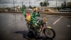 Un militant de l'opposition à Yaoundé, le 30 septembre 2018.