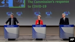 Predsjednica Evropske komisije Ursula fon der Lajen (u sredini) na konferenciji za novinare u Briselu (Foto: AP/John Thys, Pool)