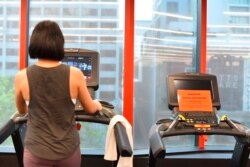 Seorang perempuan tengah melakukan treadmil di tengan perebakan virus corona. (Foto: AP)