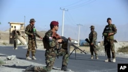 Tentara Angkatan Darat Nasional Afghanistan berjaga di pos penjagaan di pinggiran kota Kabul, Afghanistan, 21 Agustus 2017. 